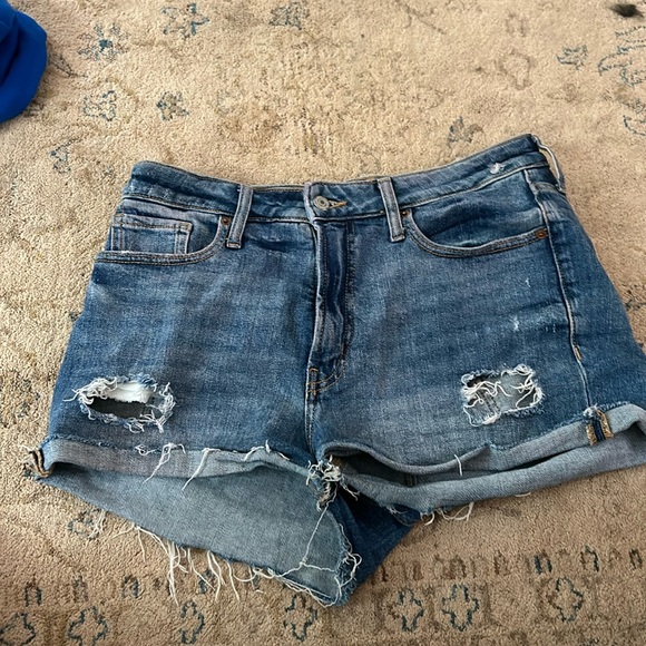 SO CUTE hugs around curves perfectly old navy jean shorts size 10 - Picture 1 of 2